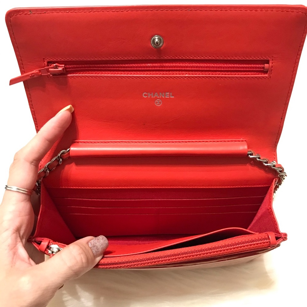 {CHANEL} ULTRA RARE Red Stripes Patent WOC - Picture 5 of 9